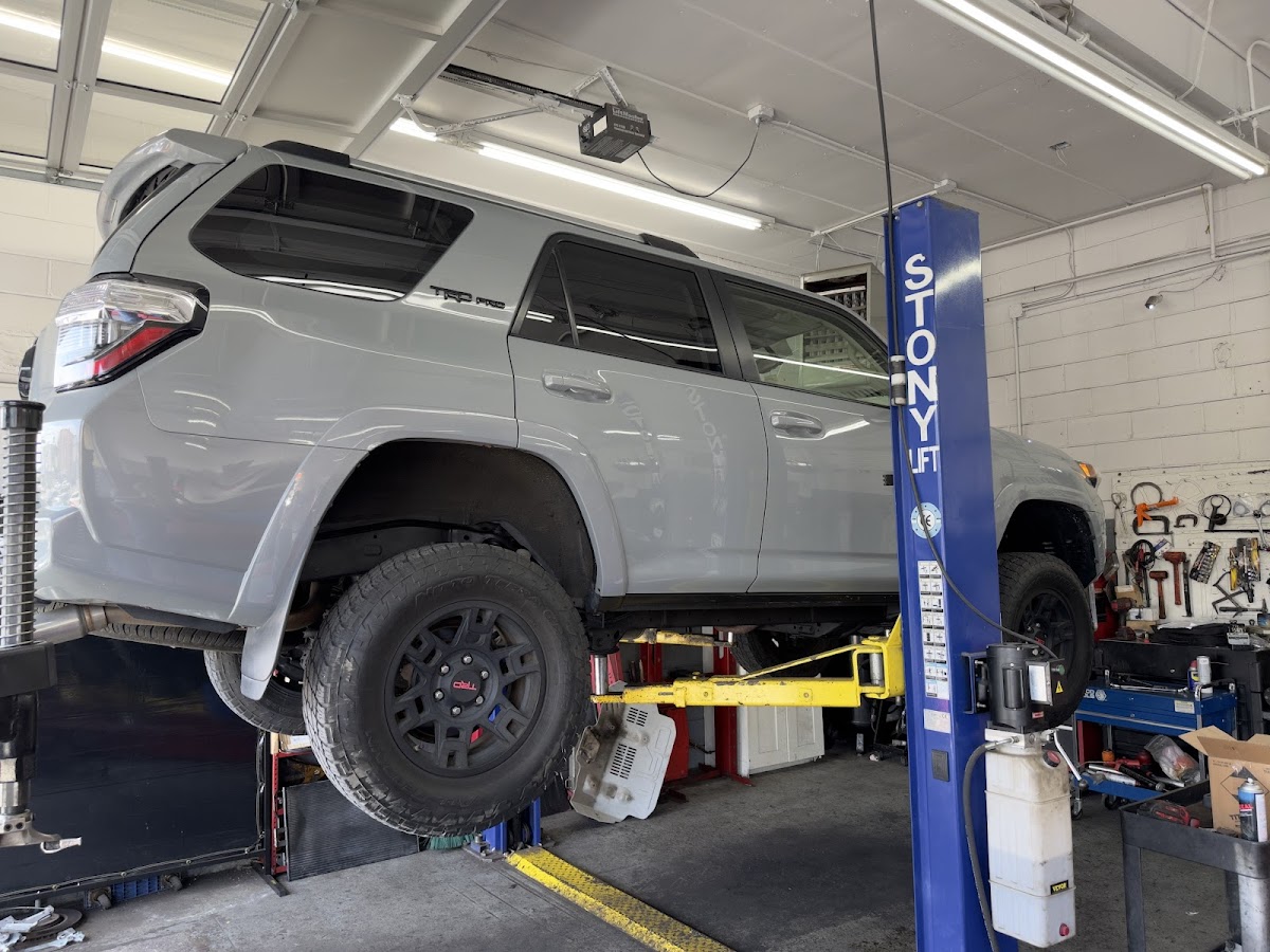 David's Auto Service work bay